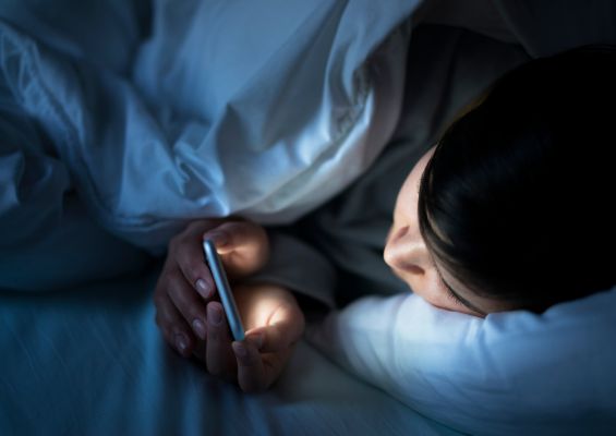 Lướt điện thoại phân tán áp lực